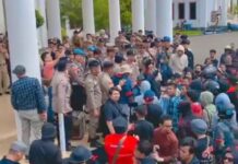 Massa Aksi Geruduk Kantor Bupati Morowali Tolak IUP di Bungku  Tengah, Bupati : Kita Sepakat Menolak !