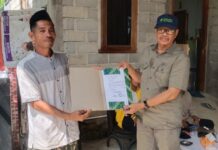 Disaksikan Anggota DPR RI Muh.Fauzi, Ketua Pordi Luwu Utara Serahkan SK Kepada Ketua Gardu Bumi Harapan