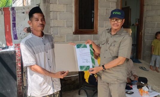 Disaksikan Anggota DPR RI Muh.Fauzi, Ketua Pordi Luwu Utara Serahkan SK Kepada Ketua Gardu Bumi Harapan