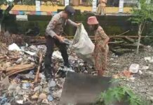 Polisi Ini Ikut Mulung Botol Plastik Bekas Pakai, Rupanya Kerap Bantu Pemulung !
