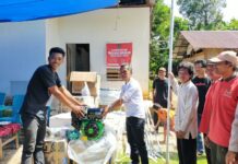 Najamuddin Serahkan Bantuan Untuk Nelayan di Atue