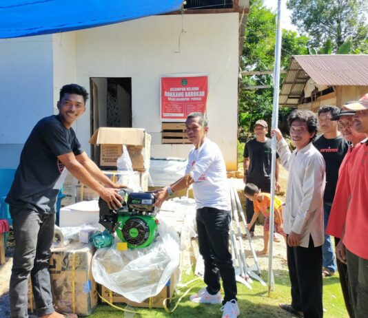 Najamuddin Serahkan Bantuan Untuk Nelayan di Atue
