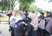 Ini Momen Saat Bupati Menyapa Paskibraka Kecamatan Burau Lalu Foto Bersama