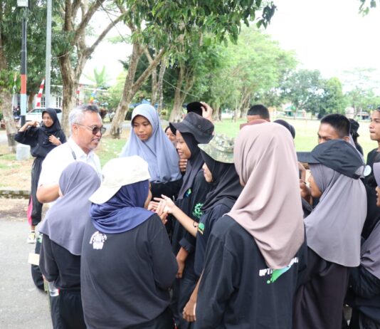 Ini Momen Saat Bupati Menyapa Paskibraka Kecamatan Burau Lalu Foto Bersama