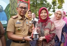 Sekda Luwu Timur Terima Piala dan Piagam KLA Tahun 2023 Kategori Madya