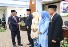 Bupati Budiman Hadiri Pelantikan Dua Anggota DPRD Lutim PAW