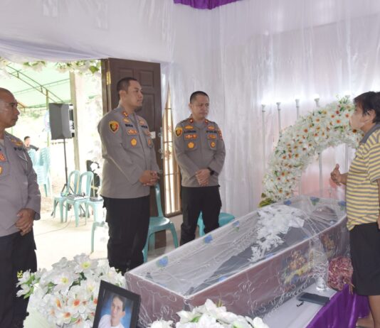 Wartawan Senior Jhon Ingkiriwang Tutup Usia, Kapolres Morut Melayat ke Rumah Duka