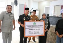 Bupati Luwu Timur Serahkan Bantuan Sosial Kepada 55 KUBE