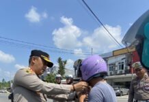 Hari Ketiga Operasi Zebra Pallawa 2023, Kapolres Luwu Utara Bagikan Helm dan Cokelat Gratis kepada Pengendara