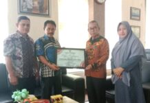 Lutim Terima Penghargaan Terbaik Ketiga Pembayaran Pajak Kendaraan Dinas Terbanyak 2023