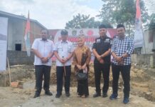 Anggota DPRD Luwu Timur Hadiri Peletakan Batu Pertama Pembangunan Kantor Desa Lampenai, Ada Yang Nyumbang Semen