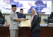 Sekda H. Bahri Suli Serahkan Ranperda APBD TA. 2024 kepada DPRD Lutim