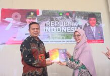 SDIT AT-Taufiq Towuti Serahkan Buku dan Penghargaan Kerjasama ke DPK Lutim