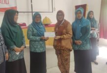 Ketua TP PKK Lutim Serahkan Hadiah Pemenang Lomba 17 Agustus 2023