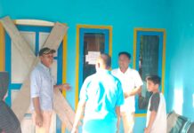 Warga di Morowali Utara Segel Kantor Desa dan Tuntut Kades Dicopot