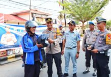 Kampanye Keselamatan Berlalulintas, Kapolres Palopo Bagikan Helm dan Stiker