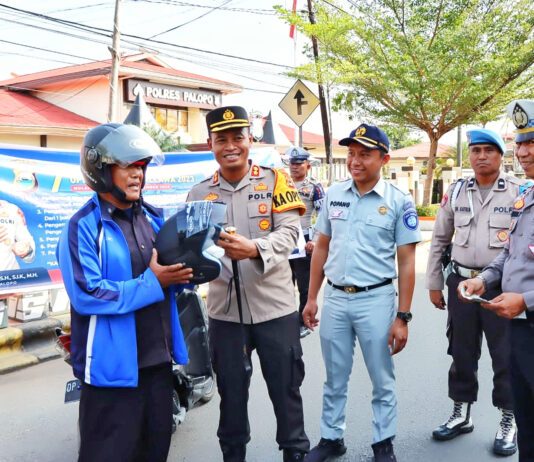Kampanye Keselamatan Berlalulintas, Kapolres Palopo Bagikan Helm dan Stiker