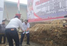 Bupati Luwu Timur Letakkan Batu Pertama Pembangunan Kantor Desa Lampenai