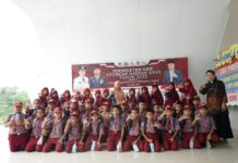 Siswa SDN 222 Batu Merah Kunjungi Perpustakaan Daerah Lutim