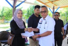 Bupati Budiman Serahkan Piagam Penghargaan Kepada Paskibra Kecamatan TowutiÂ