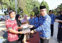 Pimpin Upacara HKN, Sekda Bahri Suli Serahkan 8 SK Pensiun ASN