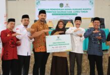 Wabup Akbar Serahkan Bantuan Program Pendidikan Baznas Kepada Siswa Kurang Mampu Berprestasi