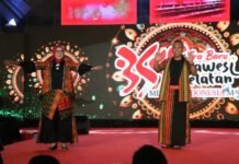 Pakai Tenun khas Taipa, Bupati dan Ketua TP PKK Lutim Pukau Penonton di Anjungan City Of MakassarÂ