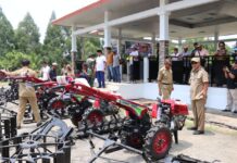 Bupati Luwu Timur Serahkan 247 Unit Alat Pertanian Kepada 49 Poktan