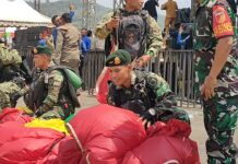 Puncak HUT Morowali Utara Ke-10 Dimeriahkan Aksi Terjun Payung 7 Pasukan TNI