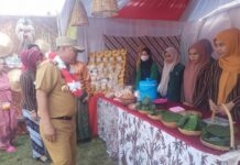 Buka Pasar Budaya di Mangkutana, Bupati Luwu Timur Borong Kuliner Stand Desa