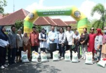 Asrul Sani Serahkan Bantuan Pangan CPP Kepada Masyarakat Penerima Manfaat Secara Simbolis