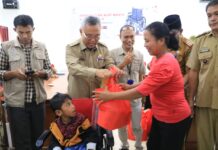 Bupati Luwu Timur Serahkan Bantuan Sosial Bagi Penyandang Disabilitas
