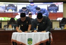 Bupati dan Ketua DPRD Lutim Tandatangani Persetujuan Bersama Ranperda APBD 2024