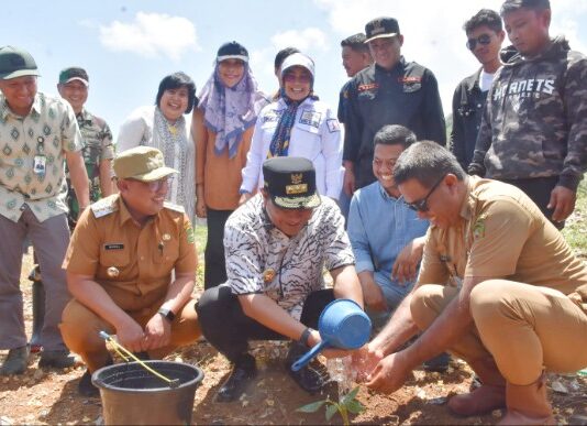 Bersama PJ Gubernur, Asrul Sani Lakukan Pencanangan Gerakan Gemar Menanam Pisang