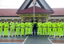 Apel Pakai Jas Hujan, Satlantas Polres Luwu Timur Cek Kesiapan Personel Hadapi Musim Hujan