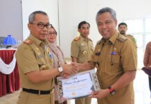 Setda Lutim Terima Penghargaan Terkait Capaian Sistem Pelayanan Kepegawaian