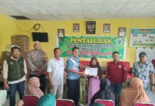 Hadiri Penyaluran BLT-DD, Sekcam Baebunta Selatan : 58 KK Warga Desa Beringin Jaya Terima Bantuan