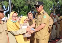 Bupati Budiman Pimpin Apel Pagi Tahun 2024 Sekaligus Serahkan SK Pensiun 35 PNS