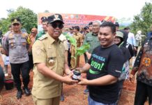 Kunker di Luwu Timur, Pj. Gubernur Sulsel Bagikan Bibit Pisang Cavendish