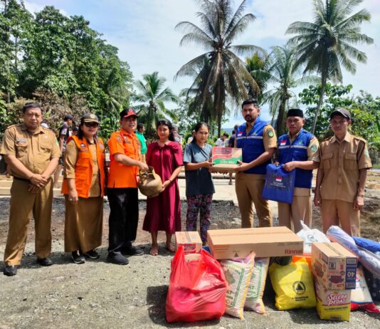 Didampingi Kadinsos dan Kalak BPBD, Wakil Bupati Luwu Timur Serahkan Bantuan untuk Korban Kebakaran