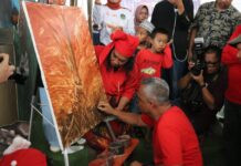 Buka Pameran Karya Seni, Budiman Goreskan Tanah ke Kanvas Sebagai Simbol Perlawanan Rakyat Luwu