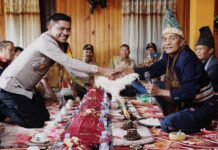 Perdana ke Rongkong, Kapolres Luwu Utara Disambut Tradisi Massolo