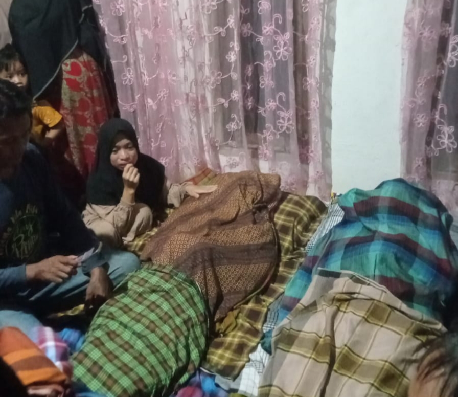 Isak Tangis Keluarga Pecah Saat Jenazah Pasutri Di Luwu Tiba Di Rumah Duka