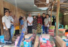 Didampingi Kadinsos dan Kalak BPBD, Bupati Luwu Timur Serahkan Bantuan Korban Kebakaran di Malili