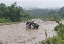 Tak Kenal Lelah, Petugas PAM TPS TNI – Polri Seberangi Arus Deras Sungai Menuju TPS