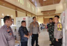 Kapolres Morowali Utara Pantau Langsung Pergeseran Kotak Suara ke PPK