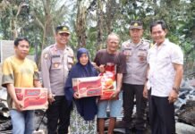 Kapolres Luwu Utara Beri Bantuan Sembako untuk Lansia Korban Kebakaran Rumah