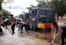Water Canon Dikerahkan Bersihkan Faslitas Umum Usai Banjir di Makale