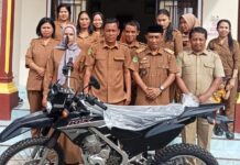 Pemdes Rante Mario Serahkan Motor Operasional Kadus Jenis Trail