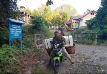 Polsek Mangkutana Kawal Ditribusi Logistik Ke Desa Terpencil Pakai Motor